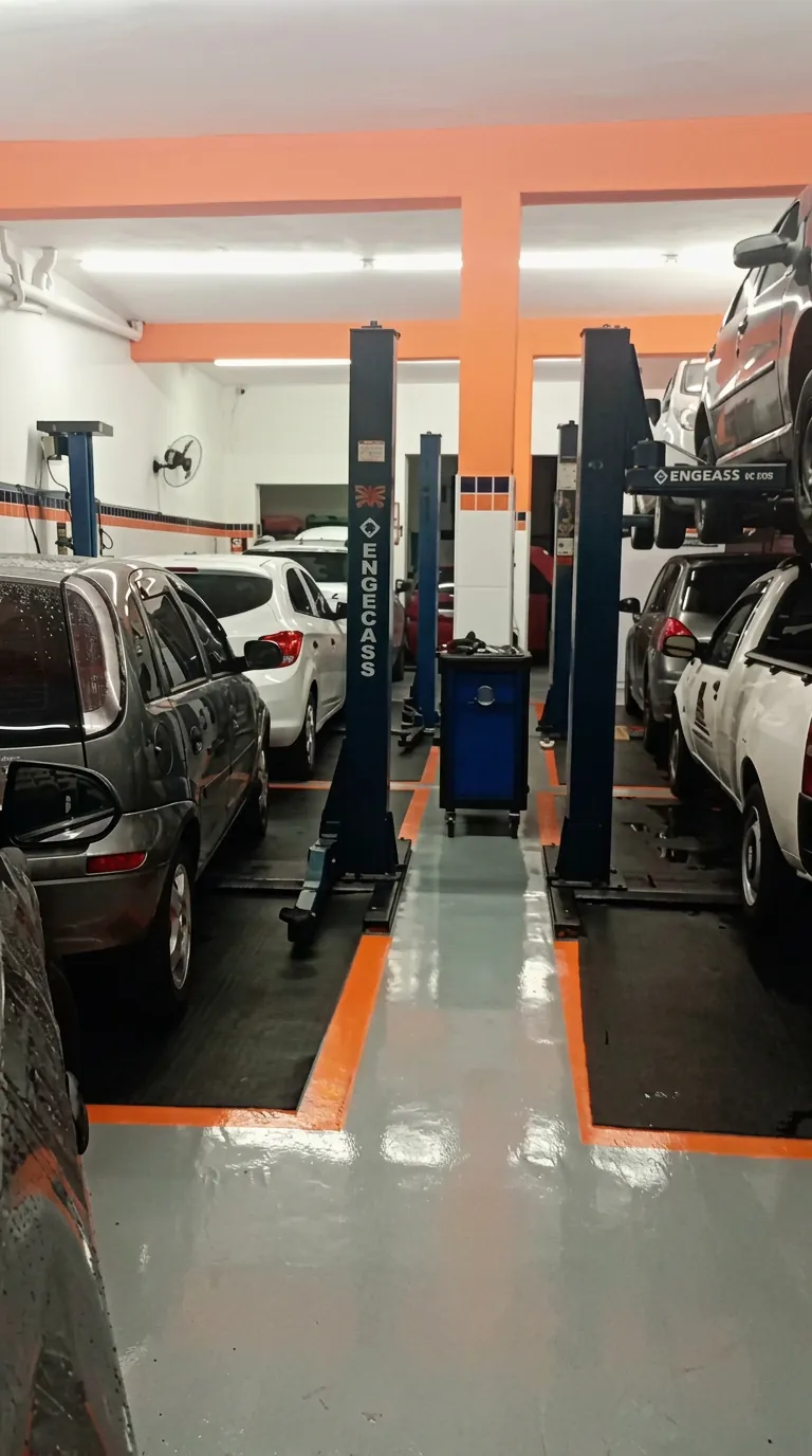 Boxes da Mecânica Martins com elevadores e veículos em atendimento